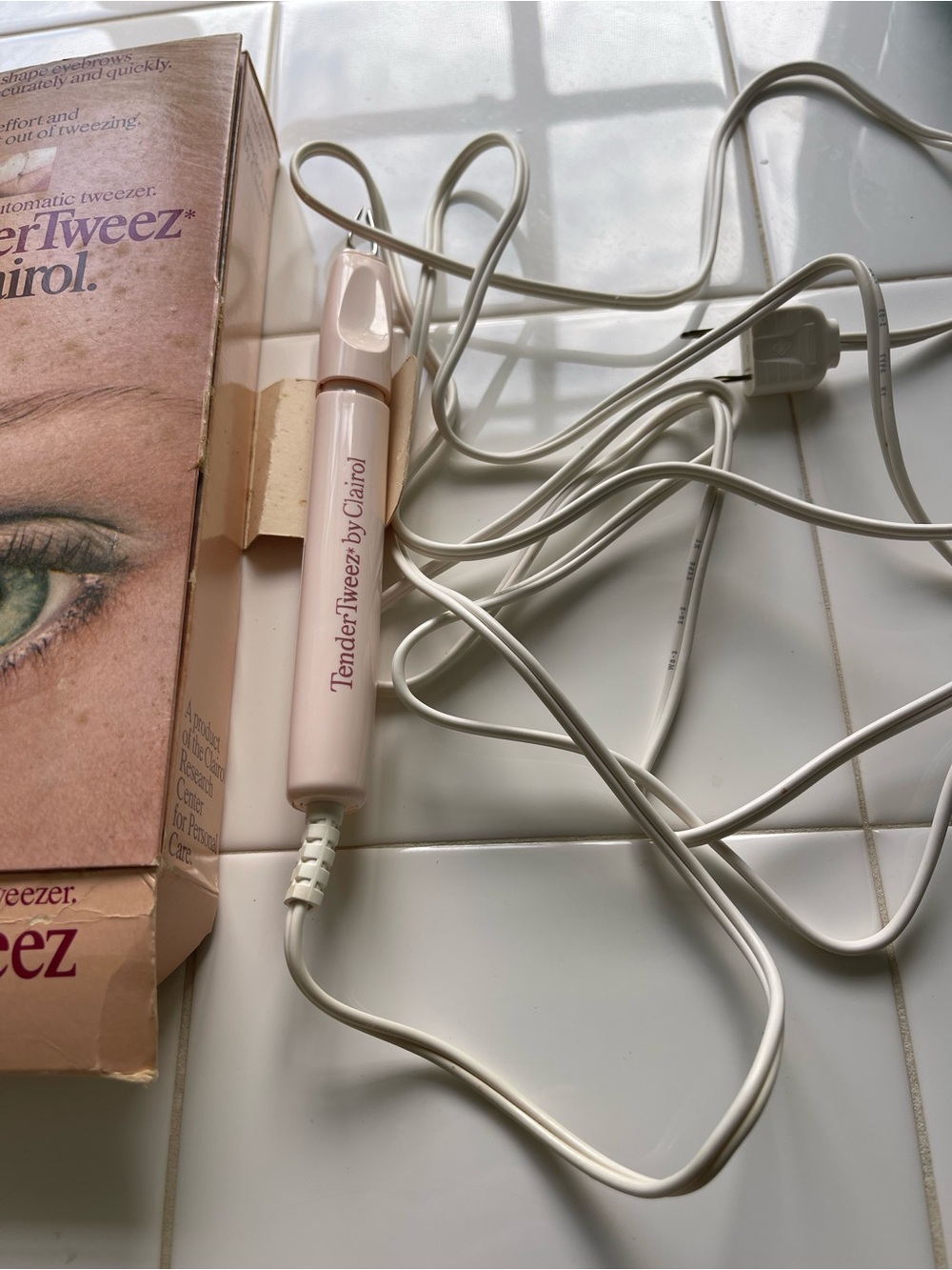 TenderTweezer by Clairol Electric Eyebrow Trimmer - Pale Pink